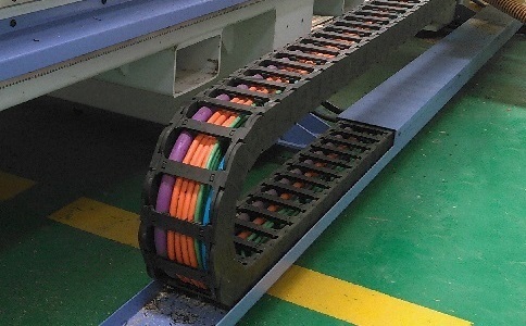 電纜、氣管、水管都可置于拖鏈中